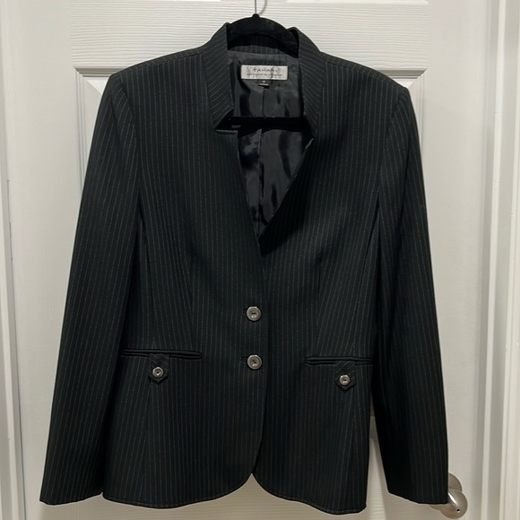 Black and white elegant blazer. - Picture 1 of 3